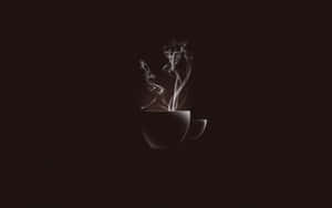 在深色背景下，冒著蒸氣的咖啡杯剪影。 — 16:10 壁紙