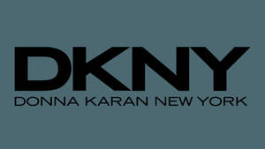 DKNY品牌標誌以黑色文字顯示在青色背景上
