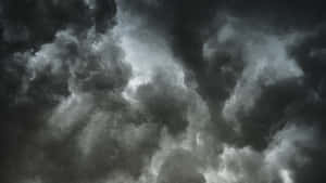 在戲劇性的天空中旋轉的暗色風暴雲 — 天堂 壁紙