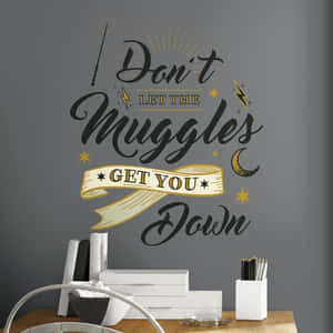 牆貼上印有哈利波特語錄「Don't Let The Muggles Get You Down」，位於一個有美術用品的桌子上方。 — 哈利波特 美學 GIF 壁紙