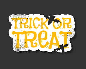 萬聖節 Trick or Treat 文字，附蝙蝠和蜘蛛網，深灰色背景。 — 5:4 壁紙
