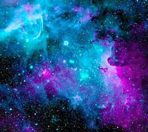 深空中帶有發光星星的電光藍和洋紅色星雲。 — 美學 壁紙