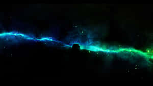 一個發光的藍色和綠色星雲，帶有星星和黑暗的輪廓。