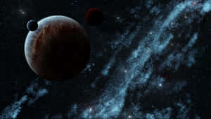 一顆巨大的行星帶著兩顆衛星，以發光的藍色星雲為背景，在太空中。 — 月亮 壁紙