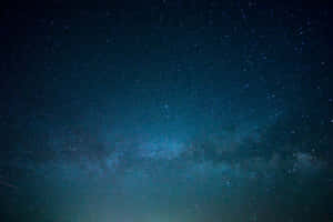 銀河系在深藍色夜空中與無數星星一起閃耀