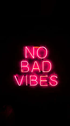 粉紅色霓虹燈牌寫著 no bad vibes，背景為黑色