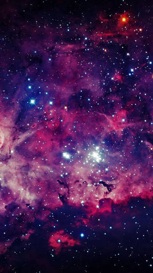 深邃太空中充滿閃爍星星的鮮豔紫色和粉紅色星雲。