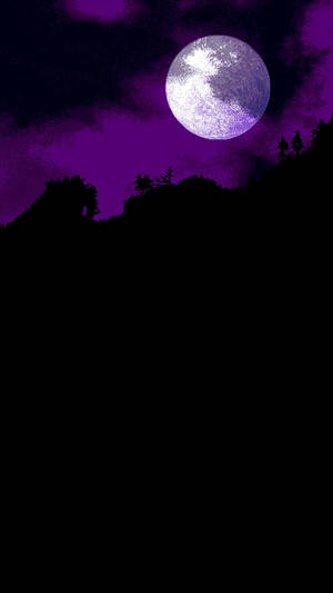 紫色月亮在神秘夜空中升起於黑暗樹木剪影之上。 — 深紫色美學 GIF 壁紙