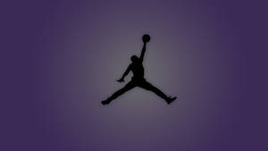 黑色剪影的籃球運動員跳起入樽，背景是紫色漸變。 — Air Jordan GIF 壁紙