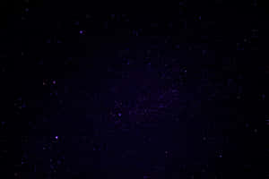 帶有紫色調和散落星星的星空。 — 星空 壁紙