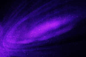 紫色螺旋星系，在黑暗的宇宙背景下有閃爍的星星。