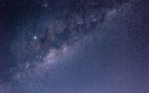 在黑暗夜空中的銀河系，佈滿星星和宇宙塵埃 — 深紫色美學 GIF 壁紙
