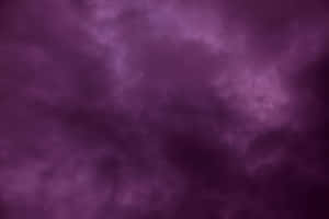 暴風雨天空中戲劇性的漩渦紫色雲層
