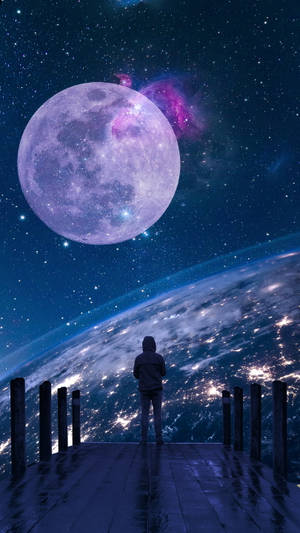 碼頭上的人看著月亮和地球從太空