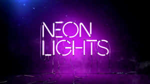 發光的霓虹燈牌，上面用紫色寫著「NEON LIGHTS」，電線可見，置於黑暗煙霧表面。 — 淺紫色動態圖片 壁紙