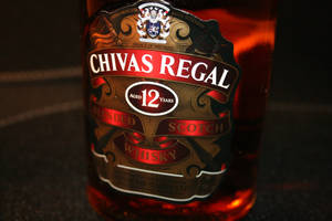 Chivas Regal 12年威士忌酒瓶標籤特寫，金色和紅色華麗設計。