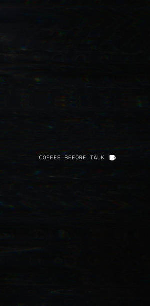 深色紋理背景，白色文字 coffee before talk 和咖啡杯圖示。 — 簡約 壁紙