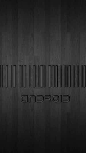 黑色木紋質感，帶有浮雕Android標誌和條碼圖案。 — 低飽和度 壁紙