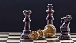 棋盤上嘅國際象棋棋子，有一個國王倒下 — 國際象棋 壁紙