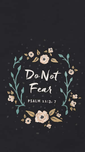 花卉花環，帶有文字 Do Not Fear 和詩篇 11:3, 7，置於深色背景上 — 聖經經文 壁紙