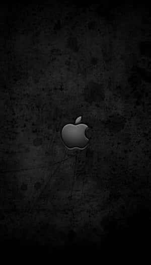 一個銀色Apple標誌在帶有刮痕的深色紋理背景上。