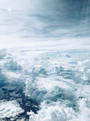 從上方俯瞰藍天下無盡的柔軟雲層。 — 雲朵 壁紙