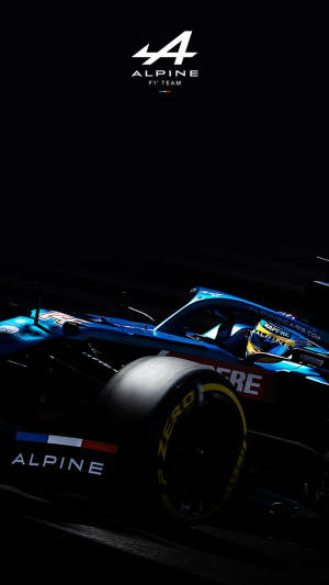 Alpine F1賽車在黑暗環境中被聚光燈照亮