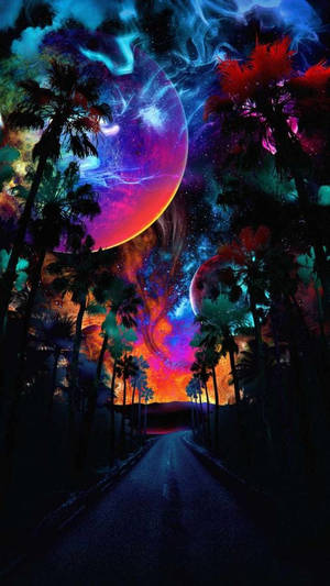 棕櫚樹排列在道路兩旁，上方是色彩繽紛的宇宙天空，有發光的行星。 — 太空 iPhone 動態圖 壁紙