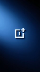 白色 OnePlus 標誌在藍色到黑色漸變背景上