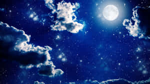 滿月在星空上方發光，雲朵飄移 — 月色夜空 壁紙