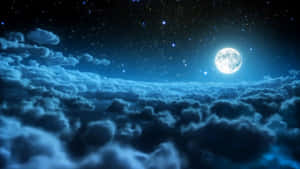 月亮在星空下的雲層上發光