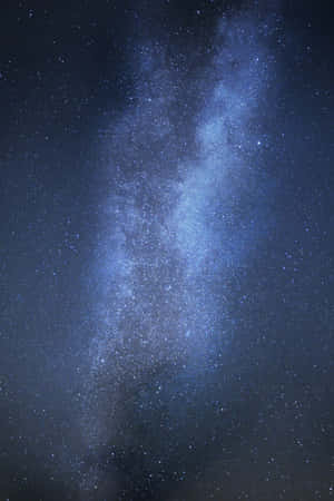 銀河系在繁星點點的夜空中閃耀著藍色光芒。