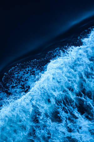 泡沫海浪在深藍色海水中衝擊