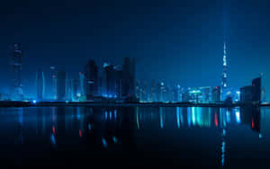 夜晚的杜拜天際線，哈利法塔和城市燈光倒映在水中。