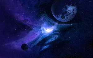 一個發光的藍色和紫色星雲，行星漂浮在繁星點點的夜空中。 — 美學深藍 壁紙