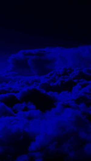 在黑色天空下發出電藍色光芒的暗雲。