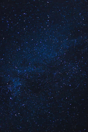 深藍色調的星空，散佈著明亮的星星。 — 月色夜空 壁紙