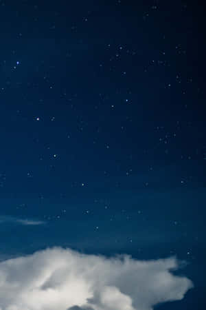 夜空中的星星和白雲 — 月色夜空 壁紙