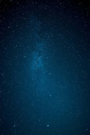 星空之夜，銀河系在深藍色調中垂直發光。