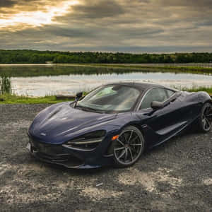 日落時分，深藍色McLaren跑車停泊在湖邊。 — 汽車 壁紙