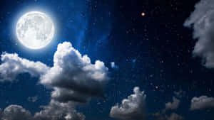 滿月在蓬鬆的雲層後發光，襯著繁星夜空。