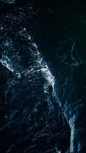 帶有白色泡沫的深色海洋波浪在紋理海面上拍打。 — 海浪 壁紙