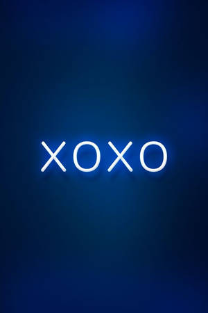 霓虹燈牌，藍色背景上以白色字母顯示 XOXO。