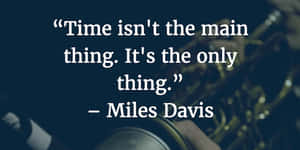 Miles Davis 關於時間的語錄疊加在模糊的銅管樂器上。