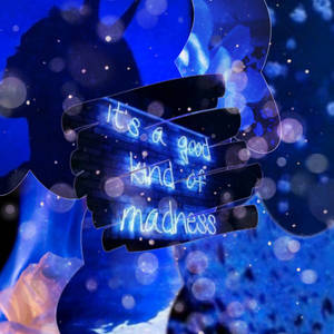 霓虹燈牌，在宇宙背景下以藍色光芒顯示「it's a good kind of madness」。 — 深藍色 壁紙