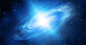 一個明亮的藍色螺旋星系，在深空中佈滿星星。