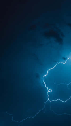 電藍色閃電照亮了黑暗的暴風雨天空。