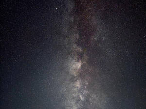 銀河系在黑暗的夜空中閃爍著星星。