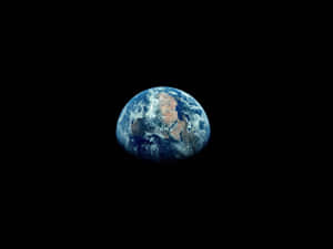 從太空看到的地球，有藍色海洋、白色雲層和棕色大陸。
