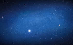 帶有藍色調和明亮星星的星空夜空。 — 藍天 壁紙